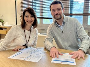 Signature du document officiel de réception du chantier. Virginie Mouraret, dt Sainte-Marie et Raphaël Leroy, GCC